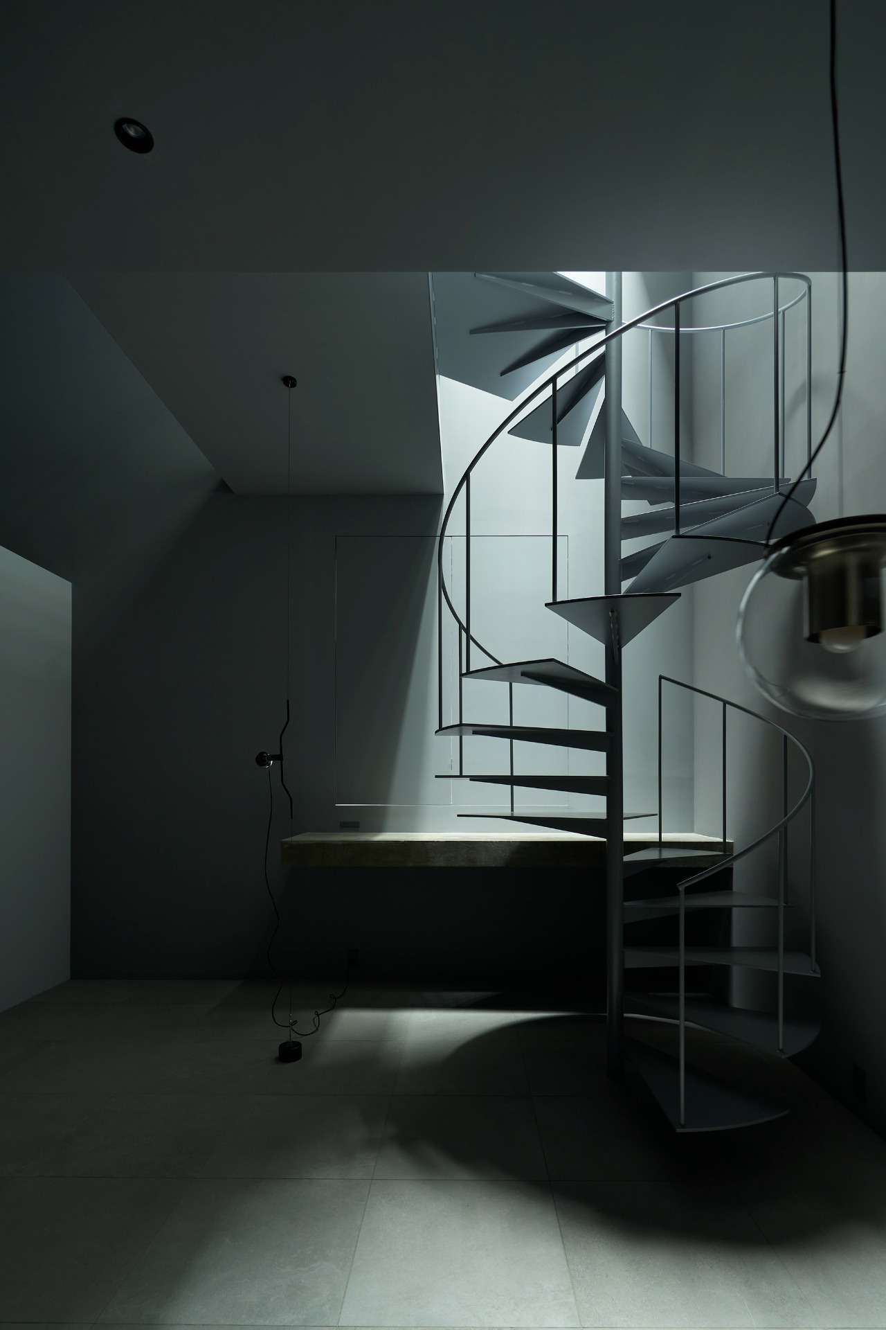 DARK HOUSE