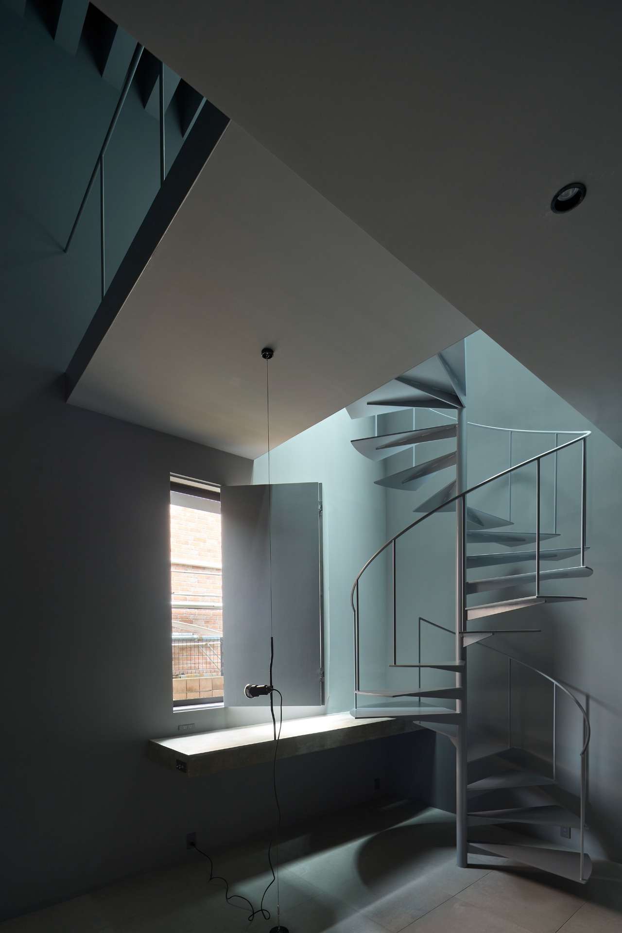 DARK HOUSE