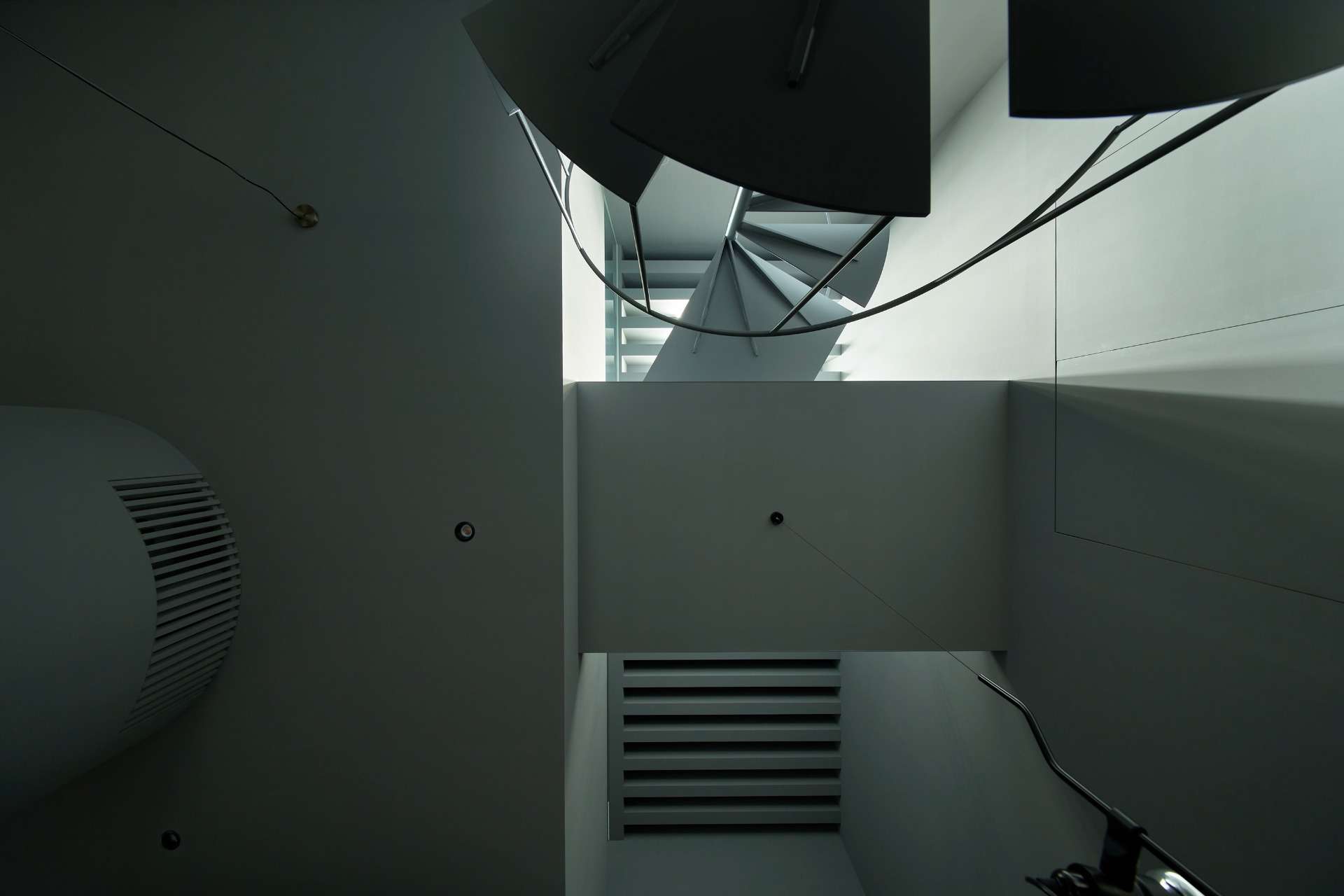 DARK HOUSE