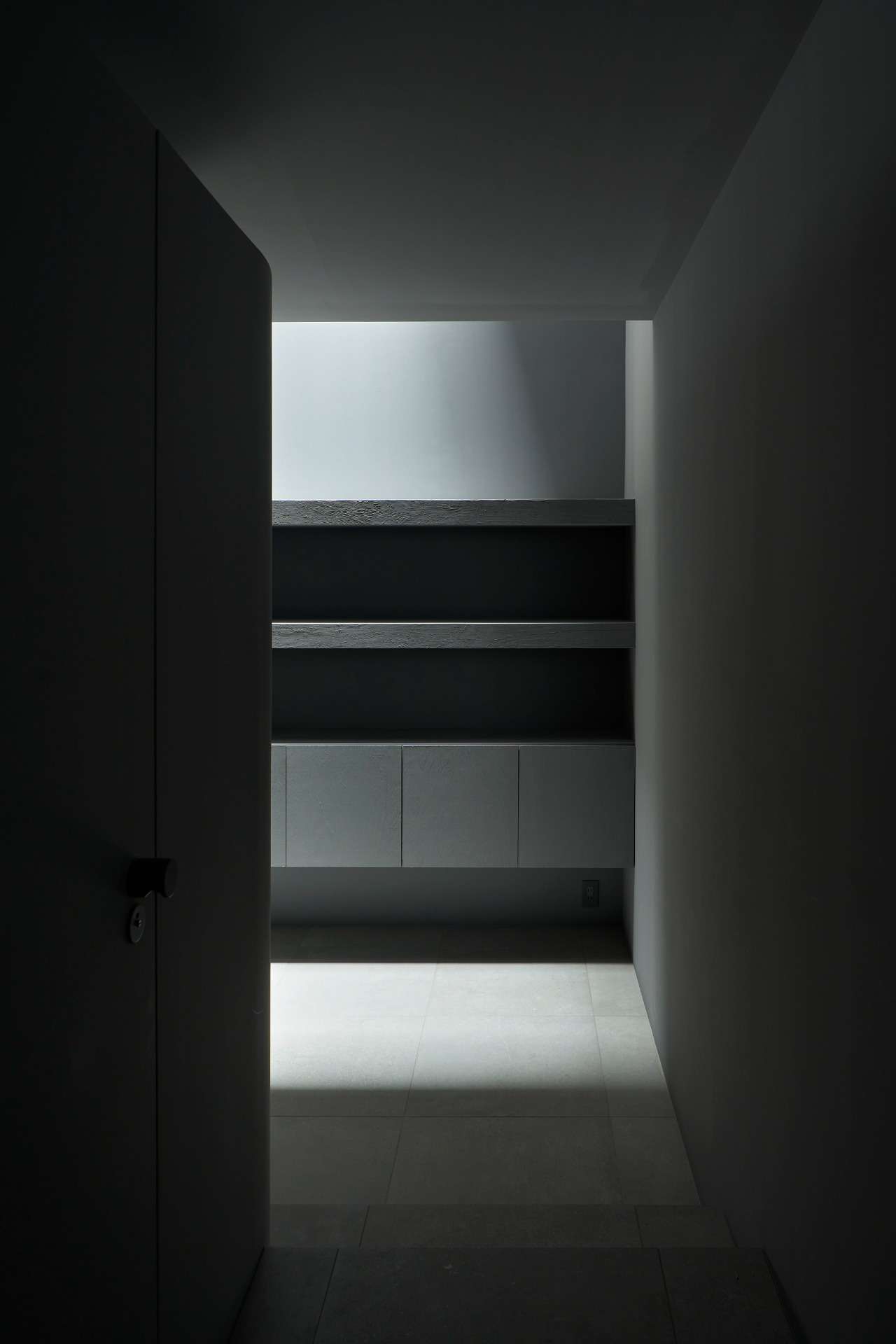 DARK HOUSE