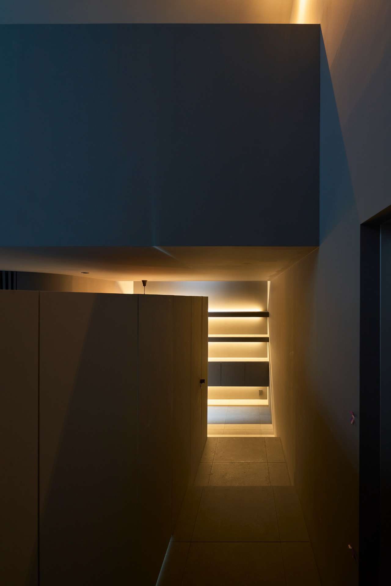 DARK HOUSE